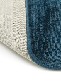 Handgeweven viscose vloerkleed Jane, Onderzijde: 100% katoen Het in dit pr, Donkerblauw, B 160 x L 230 cm (maat M)