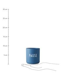Tazza senza manico di design con scritta Favourite PAUSE, Fine Bone China (porcellana)
Fine bone china è una porcellana a pasta morbida particolarmente caratterizzata dalla sua lucentezza radiosa e traslucida, Blu (Pause), Ø 8 x Alt. 9 cm, 250 ml