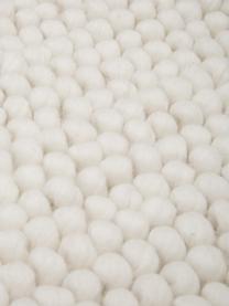 Tappeto in lana color bianco crema Pebble, 80% lana della Nuova Zelanda, 20% nylon

Nel caso dei tappeti di lana, le fibre possono staccarsi nelle prime settimane di utilizzo, questo e la formazione di lanugine si riducono con l'uso quotidiano, Bianco, Larg. 160 x Lung. 230 cm (taglia M)