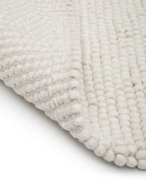 Tapis en laine blanc crème Pebble, 80 % laine de Nouvelle Zélande, 20 % nylon

Les tapis en laine peuvent perdre des fibres lors des premières semaines et des peluches peuvent se former, ce phénomène est naturel et diminue à mesure de votre usage et du temps, Blanc, larg. 120 x long. 180 cm (taille S)