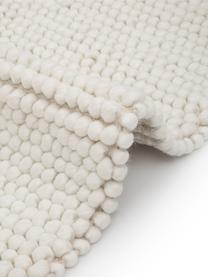 Tappeto in lana color bianco crema Pebble, 80% lana della Nuova Zelanda, 20% nylon

Nel caso dei tappeti di lana, le fibre possono staccarsi nelle prime settimane di utilizzo, questo e la formazione di lanugine si riducono con l'uso quotidiano, Bianco, Larg. 160 x Lung. 230 cm (taglia M)