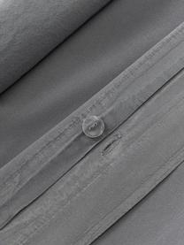 Gewaschener Baumwoll-Bettdeckenbezug Darlyn, 100 % Baumwolle
Fadendichte 150, Standard Qualität

Bettwäsche aus Baumwolle fühlt sich auf der Haut angenehm weich an, nimmt Feuchtigkeit gut auf und eignet sich für Allergiker.

Durch ein besonderes Waschungsverfahren erhält der Stoff eine robuste, unregelmäßige Stonewash-Optik. Außerdem wird der Stoff dadurch weich und geschmeidig im Griff und erhält eine natürliche Knitter-Optik, die kein Bügeln erfordert und Gemütlichkeit ausstrahlt.

Das in diesem Produkt verwendete Material ist schadstoffgeprüft und zertifiziert nach STANDARD 100 by OEKO-TEX®, 4265CIT, CITEVE, Dunkelgrau, B 200 x L 200 cm