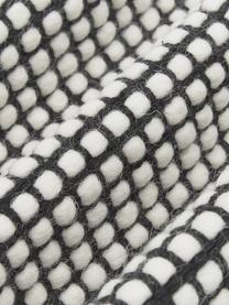 Handgeweven wollen vloerkleed Amaro in zwart/crèmekleur, Bovenzijde: 100% wol, Onderzijde: 100% katoen Bij wollen vl, Zwart, crèmewit, B 200 x L 300 cm (maat L)