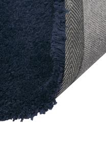 Fluffy hoogpolig vloerkleed Leighton in donkerblauw, Onderzijde: 70% polyester, 30% katoen, Donkerblauw, B 80 x L 150 cm (maat XS)