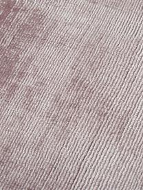 Handgeweven viscose vloerkleed Jane in lila, Bovenzijde: 100% viscose, Onderzijde: 100% katoen, Lila, B 80 x L 150 cm (maat XS)