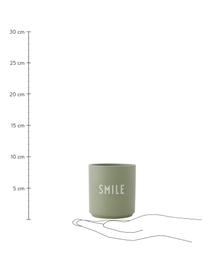 Designový pohárek s nápisem Favourite SMILE, Kostní porcelán Fine Bone China
Fine Bone China je jemný porcelán, který se vyznačuje zejména svým zářivým a průsvitným leskem, Olivová (Smile), Ø 8 cm, V 9 cm, 250 ml