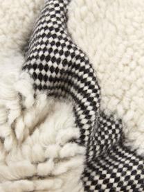 Handgewebte Kissenhülle Laine in Schwarz/Cremeweiß mit kuschligem Muster, Vorderseite: 90% Wolle, 10% Baumwolle, Rückseite: 100% Baumwolle, Schwarz, 45 x 45 cm