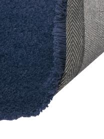 Fluffy hoogpolige loper Leighton in donkerblauw, Onderzijde: 70% polyester, 30% katoen, Donkerblauw, B 80 x L 200 cm