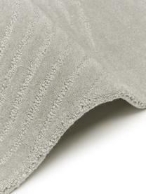 Wollen vloerkleed Mason in lichtgrijs, handgetuft, Bovenzijde: 100% wol, Onderzijde: 100% katoen Bij wollen vl, Lichtgrijs, met patroon, B 160 x L 230 cm (maat M)