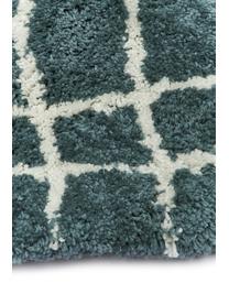 Zacht hoogpolig vloerkleed Amelie in petrol, handgetuft, Bovenzijde: 100% polyester, Onderzijde: gerecycled polyester, Petrolkleurig, crèmewit, B 80 cm x L 150 cm (maat XS)