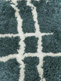 Zacht hoogpolig vloerkleed Amelie in petrol, handgetuft, Bovenzijde: 100% polyester, Onderzijde: gerecycled polyester, Petrolkleurig, crèmewit, B 80 cm x L 150 cm (maat XS)
