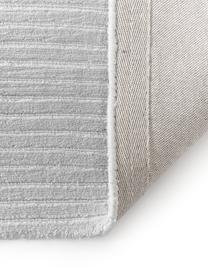 Nadýchaný koberec s vysokým vlasem a strukturovaným povrchem Wes, ručně tkaný, 100 % polyester, certifikace GRS, Šedá, Š 80 cm, D 150 cm (velikost XS)