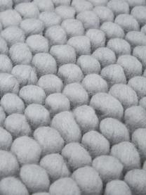 Wollen vloerkleed Pebble in lichtgrijs, 80% Nieuw-Zeelandse wol, 20% nylon
Bij wollen vloerkleden kunnen vezels loskomen in de eerste weken van gebruik, dit neemt af door dagelijks gebruik en pluizen wordt verminderd., Lichtgrijs, B 120 x L 180 cm (maat S)