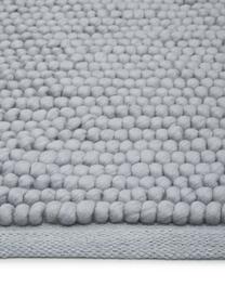 Wollen vloerkleed Pebble in lichtgrijs, 80% Nieuw-Zeelandse wol, 20% nylon
Bij wollen vloerkleden kunnen vezels loskomen in de eerste weken van gebruik, dit neemt af door dagelijks gebruik en pluizen wordt verminderd., Grijs, B 160 x L 230 cm (maat M)