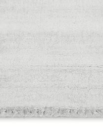 Tapis en viscose tissé main Jane, Gris argenté, larg. 160 x long. 230 cm (taille M)