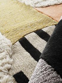 Ręcznie tuftowany dywan z wełny z długim włosiem Bobo, 74 % wełna, 24 % wiskoza

Włókna dywanów wełnianych mogą nieznacznie rozluźniać się w pierwszych tygodniach użytkowania, co ustępuje po pewnym czasie, Wielobarwny, S 160 x D 230 cm (Rozmiar M)