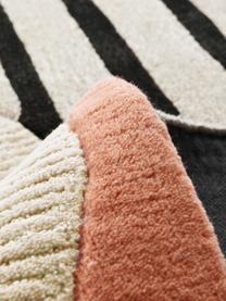 Ręcznie tuftowany dywan z wełny z długim włosiem Bobo, 74 % wełna, 24 % wiskoza

Włókna dywanów wełnianych mogą nieznacznie rozluźniać się w pierwszych tygodniach użytkowania, co ustępuje po pewnym czasie, Wielobarwny, S 160 x D 230 cm (Rozmiar M)