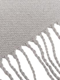 Coperta in cotone grigio chiaro con frange Madison, 100% cotone, Grigio chiaro, Larg. 140 x Lung. 170 cm
