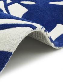 Tappeto in lana color blu scuro taftato a mano Lando, 100% lana

Nel caso dei tappeti di lana, le fibre possono staccarsi nelle prime settimane di utilizzo, questo e la formazione di lanugine si riducono con l'uso quotidiano, Bianco crema, blu, Larg. 80 x Lung. 150 cm (taglia XS)