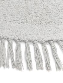 Okrúhly ručne tuftovaný bavlnený koberec so strapcami Daya, Svetlosivá, Ø 110 cm (veľkosť S)