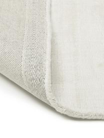 Handgeweven viscose vloerkleed Jane, Bovenzijde: 100% viscose, Onderzijde: 100% katoen, Ivoorkleurig, B 400 x L 500 cm