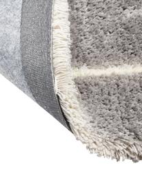 Pluizig hoogpolig vloerkleed Amelie in grijs, handgetuft, Bovenzijde: 100% polyester, Onderzijde: gerecycled polyester, Grijs, crèmewit, B 80 cm x L 150 cm (maat XS)