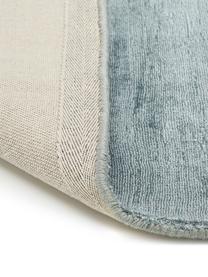 Handgeweven viscose vloerkleed Jane, Onderzijde: 100% katoen Het in dit pr, IJsblauw, B 200 x L 300 cm (maat L)