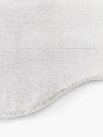 Tappeto in viscosa tessuto a mano con bordo ondulato Wavy, Grigio chiaro, Larg. 110 x Lung. 180 cm (taglia S)