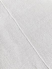 Handgeweven viscose vloerkleed Wavy met golvende rand, Lichtgrijs, B 110 x L 180 cm (maat S)