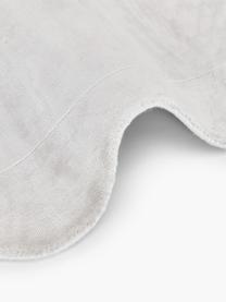 Handgeweven viscose vloerkleed Wavy met golvende rand, Lichtgrijs, B 110 x L 180 cm (maat S)