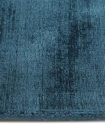 Handgeweven viscose vloerkleed Jane in donkerblauw, Onderzijde: 100% katoen, Donkerblauw, B 200 x L 300 cm (maat L)