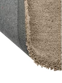 Pluizig hoogpolig vloerkleed Leighton in beige, Onderzijde: 70% polyester, 30% katoen, Beige-bruin, B 80 x L 150 cm (maat XS)