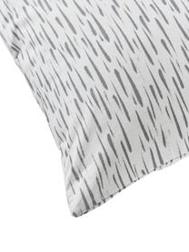 Funda de almohada de algodón estampado Vilho, 100% algodón ecológico con certificado BCI

Densidad de hilo 144 TC, calidad estándar

El algodón da una sensación agradable y suave en la piel, absorbe bien la humedad y es adecuado para personas alérgicas.

El material utilizado para este producto ha sido probado contra sustancias nocivas y está certificado según el STANDARD 100 by OEKO-TEX®, 4854CIT, CITEVE., Gris, An 45 x L 110 cm