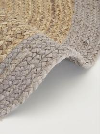 Rond jute vloerkleed Shanta met grijze rand, handgemaakt, 100% jute

Omdat het gevoel van jute vloerkleden een beetje ruw is, zijn ze minder geschikt voor direct contact met de huid., Beige, grijs, Ø 140 cm (maat M)