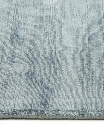 Tappeto in viscosa blu ghiaccio tessuto a mano Jane, Retro: 100% cotone, Blu ghiaccio, Larg.160 x Lung. 230 cm  (taglia M)