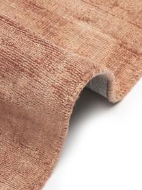 Tappeto in viscosa color terracotta tessuto a mano Jane, Retro: 100% cotone, Terracotta, Larg. 80 x Lung. 150 cm (taglia XS)
