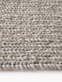 Tappeto in lana color taupe con struttura intrecciata Bruna, 100% lana, certificato RWS.

Nel caso dei tappeti di lana, le fibre possono staccarsi nelle prime settimane di utilizzo, questo e la formazione di lanugine si riducono con l'uso quotidiano, Taupe, Larg. 80 x Lung. 150 cm (taglia XS)