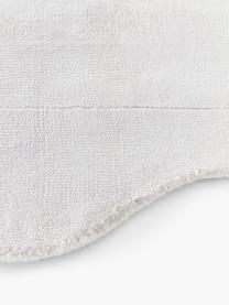 Handgeweven viscose vloerkleed Wavy met golvende rand, Lichtgrijs, B 110 x L 180 cm (maat S)