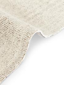 Ručne tkaný vlnený koberec Flynn, 62 % vlna (RWS cerifikát), 31 % juta, 7 % polyester
V prvých týždňoch používania môžu vlnené koberce uvoľňovať vlákna, tento jav zmizne po niekoľkých týždňoch používania, Béžová, Š 120 x D 180 cm (veľkosť S)