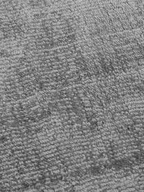 Handgeweven viscose vloerkleed Jane in grijs, Bovenzijde: 100% viscose, Onderzijde: 100% katoen, Grijstinten, B 200 cm x L 300 cm (maat L)