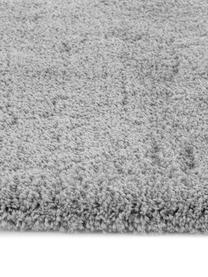 Pluizig hoogpolig vloerkleed Leighton in grijs, Bovenzijde: microvezels (100% polyest, Onderzijde: 70% polyester, 30% katoen, Grijs, B 80 x L 150 cm (maat XS)