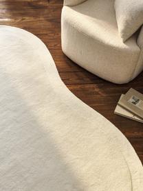 Ručne tuftovaný vlnený koberec v organickom tvare Kadey, Krémovobiela, Š 120 x D 180 cm (veľkosť S)