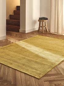 Tapis en viscose tissé main Jane, Jaune soleil, larg. 200 x long. 300 cm (taille L)