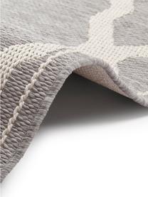 Tapis intérieur-extérieur en macramé noué Heaven, 100 % polypropylène, Gris argent, blanc crème, larg. 75 x long. 200 cm