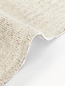 Ručne tuftovaný jutový koberec Flynn, 62 % vlna (RWS certifikát), 31 % juta, 7 % polyester 

V prvých týždňoch používania môžu vlnené koberce uvoľňovať vlákna, tento jav zmizne po niekoľkých týždňoch používania, Svetlobéžová, Š 120 x D 180 cm (veľkosť S)