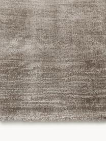 Handgeweven viscose vloerkleed Jane, Onderzijde: 100% katoen Het in dit pr, Taupe, B 200 x L 300 cm (maat L)