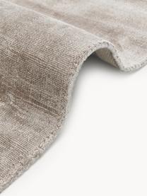 Handgeweven viscose vloerkleed Jane, Onderzijde: 100% katoen Het in dit pr, Taupe, B 200 x L 300 cm (maat L)