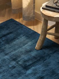 Tapis en viscose tissé main Jane, Bleu foncé, larg. 160 x long. 230 cm (taille M)