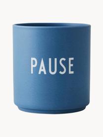 Mug design Favourite PAUSE, Porcelaine Fine Bone China
Fine Bone China est une porcelaine tendre, qui se distingue particulièrement par sa brillance et sa translucidité, Bleu (Pause), Ø 8 x haut. 9 cm, 250 ml