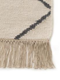 Tappeto kilim tessuto a mano con motivo a rombi e frange Vince, 90% lana, 10% cotone
Nel caso dei tappeti di lana, le fibre possono staccarsi nelle prime settimane di utilizzo, questo e la formazione di lanugine si riducono con l'uso quotidiano, Color avorio, grigio scuro, Larg. 200 x Lung. 300 cm (taglia L)